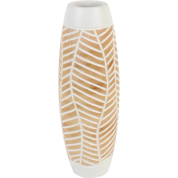 Høj stabel af træ med bladmotiv